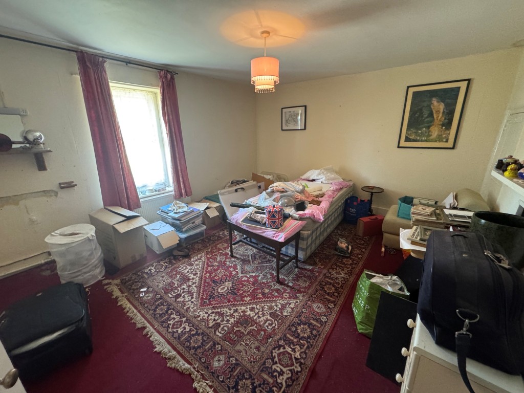 Lot: 107 - PERIOD FREEHOLD FREEHOUSE ON 1.5 ACRE PLOT WITH POTENTIAL - First floor bedroom 3